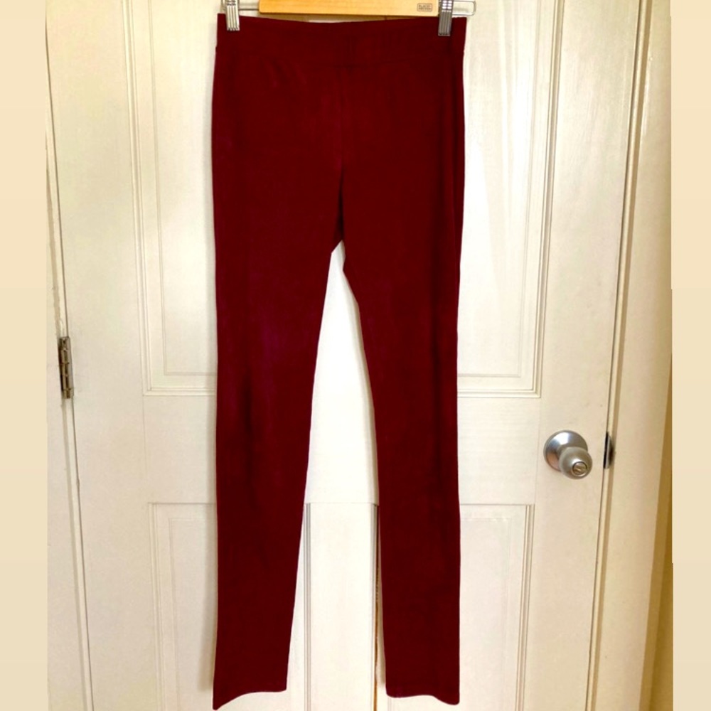 Stretch skinny pants in rich bordeaux color